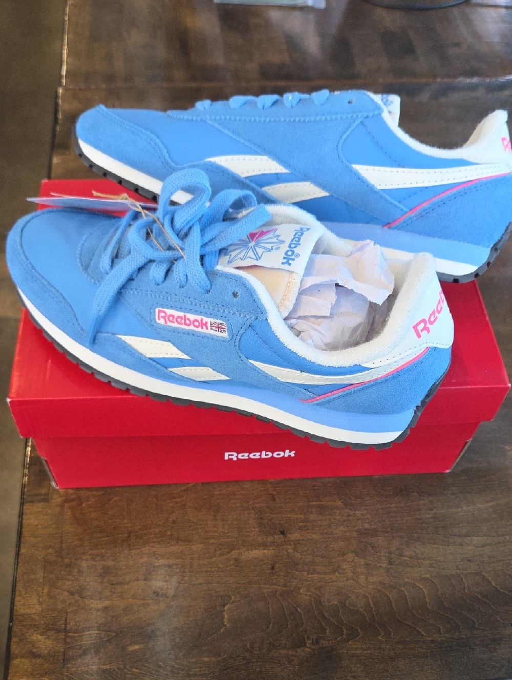 Reebok Size 6 Women's Blue & White Sneakers with Pink Trim NEW